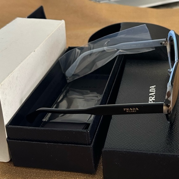 Prada women sunglasses - Picture 1 of 4
